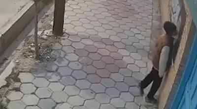  بوسه مخفیانه پسربچه بر تصویر رهبر شهید انقلاب