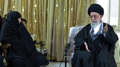 عکس رهبر شهید و همسر شهیدش / رهبری: همسرم یک قطعه زر و زیور و حتی یک انگشتر معمولی هم ندارد / مقداری از خانه پدری آورده بود که همه آنها را...