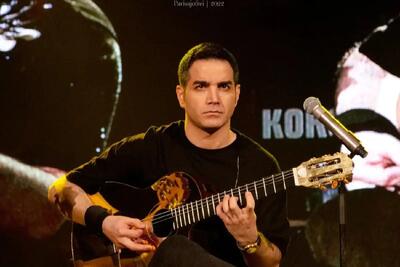  آواز احساسی/جفت چشمای یگانه موقع خوندن بهت قول میدم سخت نیست پر شده