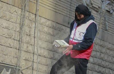  اکرم خدابنده در کنار امدادگران هلال احمر؛ بانوی تکواندوکار ایران به کمک آسیب‌دیدگان رفت + عکس