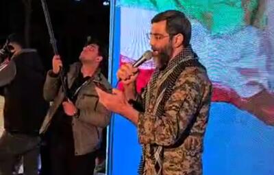  رجزخوانی سید رضا نریمانی با لباس رزم در اجتماع باشکوه مردم غیور اصفهان