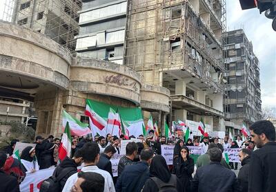  تجمع کادر درمان مقابل بیمارستان گاندی در محکومیت جنایات جنگی دشمنان - تسنیم