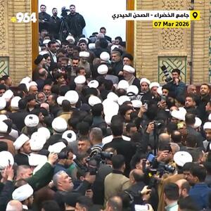  حضور مقتدی صدر در مجلس عزای شهادت رهبر انقلاب در حرم امیرالمومنین (ع)