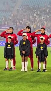  سلام نظامی بانوان فوتبالیست پیش از بازی با فیلیپین