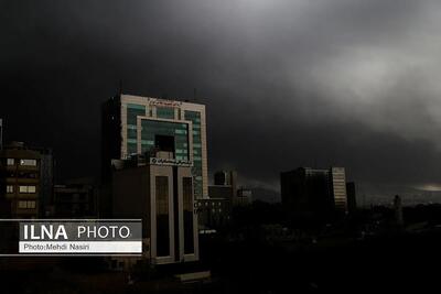  آسمان سیاه تهران پس از حمله به انبارهای نفتی