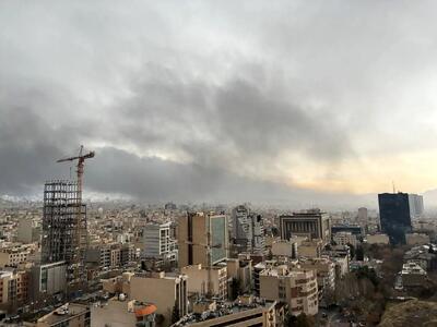  باران سیاه در تهران ناشی انفجار دیشب انبار نفت/ هشدار درباره محافظت در برابر باران‌های اسیدی سمی/ استاندار تهران: مردم حتما از ماسک استفاده کنند/ تصاویر