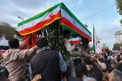  طواف باشکوه پیکر مطهر شهدای جنایت جنگ رمضان در حرم مطهر شاهچراغ (ع)+فیلم