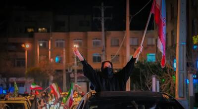  حماسه‌ای دیگر از مردم ولایت‌مدار کنارتخته فارس؛ راهپیمایی خودرویی باشکوه در حمایت از نیروهای مسلح و بزرگداشت یاد رهبر شهید +فیلم