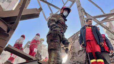  خبرنگار اسپوتنیک در تهران: تلاش امدادگران هلال احمر و آتش‌نشانی برای امدادرسانی و کمک به هموطنان آسیب دیده از حملات هوایی آمریکا و اسرائیل