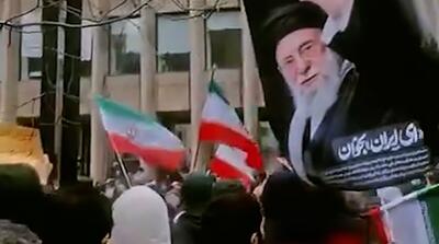  تظاهرات ضد جنگ علیه ایران با عکس رهبر شهید در لس آنجلس