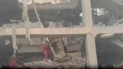  فیلم / لحظه نجات ۲ نفر از ساختمان مورد اصابت موشک دشمنان در محله رسالت تهران