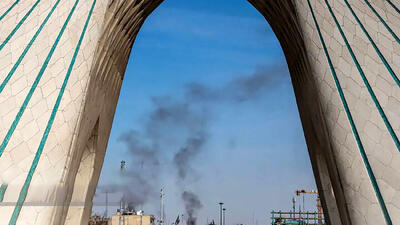  عکس هایی از حمله دشمن به کارخانه و نمایندگی ایران خودرو