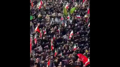  فیلم / احترام نظامی مردم به سومین رهبر انقلاب آیت الله سید مجتبی حسینی خامنه ای