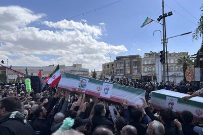  تشییع غیرتمندانه شهدای جنگ رمضان توسط مردم کرمان / فریاد مرگ بر آمریکا در میدان آزادی کارمانیا طنین انداز شد+فیلم و عکس