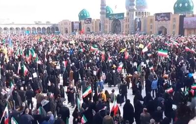  حضور گسترده مردم انقلابی قم در مراسم بیعت با آیت الله سید مجتبی خامنه‌ای در مسجد مقدس جمکران