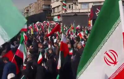  میدان انقلاب مملو از جمعیت، همزمان با آغاز اجتماع عظیم مردم برای بیعت با سومین رهبر مقتدر جمهوری اسلامی ایران، آیت الله سیدمجتبی حسینی خامنه‌ای