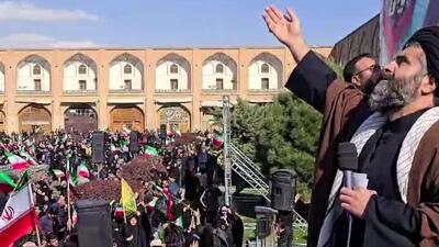  لحظاتی پس از حمله جنگنده‌های آمریکایی-اسرائیلی به اصفهان، مردم در میدان امام تجمع کردند و وفاداری خود را به رهبر جدید جمهوری اسلامی، آیت‌الله مجتبی خامنه‌ای، اعلام نمودند