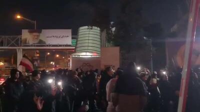  بیعت اساتید، دانشجویان و کارکنان دانشگاه صنعتی شریف همگام با مردم غرب تهران، مقابل سردر این دانشگاه با سومین رهبر ایران