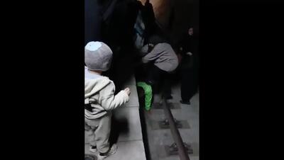 کارمند شریف متروی اصفهان خود را پله کرد تا بانوان راحت به بالای سکو بروند