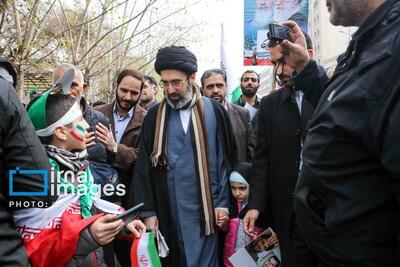  رهبر جدید انقلاب در قاب تصویر؛ از حضور در راهپیمایی همراه با فرزندان تا روزی که سردار سلیمانی پیشانی او را بوسید + عکس