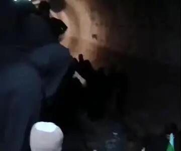  کارمند شریف متروی اصفهان خود را پله کرد تا بانوان راحت به بالای سکو بروند
