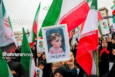  ویدئو| وقتی یک کودک مشهدی با عشقش به رهبری، مردم را همراه خود می‌کند