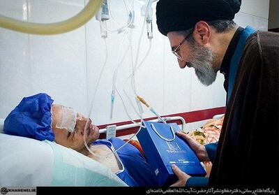  عیادت آیت‌الله سیدمجتبی خامنه‌ای از جانبازان انفجار پیجرهای حزب الله لبنان + عکس