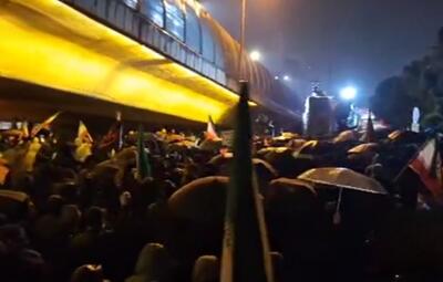  راهپیمایی مردم کرج زیر بارش باران برای بیعت با سومین رهبر انقلاب اسلامی همزمان با دومین شب قدر