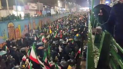  حضور حماسی مردم کرج در خیابان در هوای بارانی