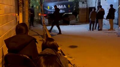  این کودکان منتظر بیرون آوردن والدین‌شان از زیر آوار هستند