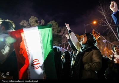  بیعت جمعی از دانشگاهیان با رهبرانقلاب مقابل دانشگاه تهران - تسنیم