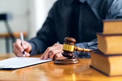  آسیب‌دیدگان جنگ چگونه می‌توانند وکیل بگیرند؟