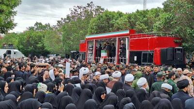  ورود پیکر فرماندهان شهید و شهدای مردمی به میدان انقلاب+ فیلم