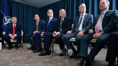  سیرک کاخ سفید | ترامپ مردان کابینه را مجبور کرد کفش او را بپوشند | عکس