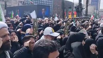  سلام نظامی مردم به فرمانده معظم کل قوا در مراسم تشییع شهدای جنگ رمضان + ویدئو