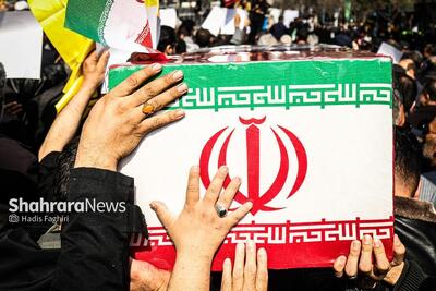  حضور پرشور مردم در میدان انقلاب تهران برای تشییع پیکر مطهر فرماندهان شهید و جمعی از شهدای مردمی + فیلم