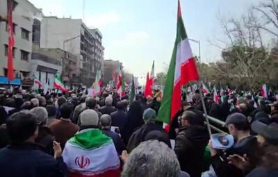  اهتزاز پرچم‌ها و حضور گسترده مردم شهر تهران در استقبال از پیکر شهدای جنگ رمضان