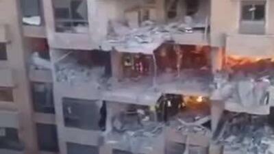  پیامدهای بمباران آپارتمان‌های مسکونی در عایشه بکار، بیروت، لبنان توسط ارتش اسرائیل که منجر به کشته و زخمی شدن تعدادی شد.