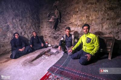  جواد قارایی در ایست بازرسی تفنگ به دست گرفت