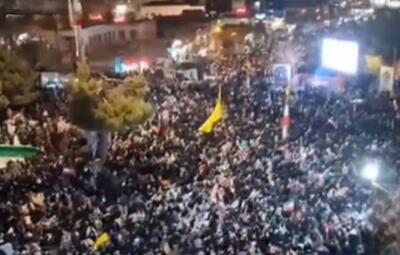  سیل جمعیت حاضر در مراسم وداع با پیکر مطهر فرمانده شهید