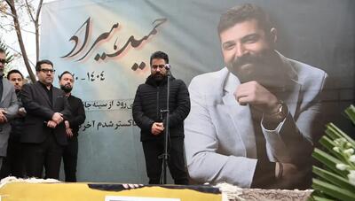  وداع با حمید هیراد؛ پیکر خواننده پاپ به خاک سپرده شد (عکس)