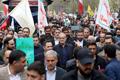  بمباران وموشک پرانی در نزدیکی محل های راهپیمایی روز قدس/ بلومبرگ: نفت به حدود ۱۰۲ دلار رسید/ حضور متفاوت پزشکیان در راهپیمایی + فیلم و عکس