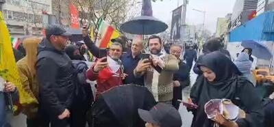  حضور متفاوت پزشکیان در راهپیمایی امروز تهران + ویدئو