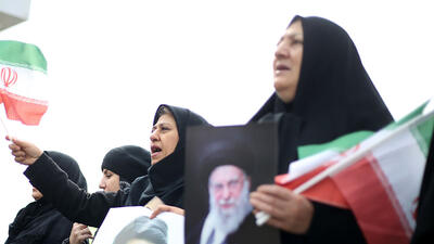  فیلم لحظه اصابت موشک در راهپیمایی روز قدس / یک زن بر اثر برخورد ترکش؛ تقاطع میدان فلسطین و خیابان انقلاب به شهادت رسید