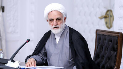  حضور حجت‌الاسلام والمسلمین محسنی اژه‌ای در صفوف متراکم و متحد مردم روزه‌دار تهران در روز جهانی قدس / مشت‌های گره کرده قاضی‌القضات در تمام طول مسیر راهپیمایی و در لحظه انفجار موشک در نزدیکی‌ محل راهپیمایی