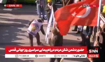  آتش زدن پرچم آمریکا و رژیم جنایتکار صهیونی در راهپیمایی روز جهانی قدس توسط مردم استانبول + فیلم