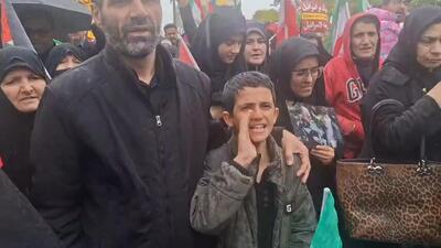  فریاد رسای مقاومت؛ نوجوان دهه نودی زیر طوفان باران با شعار دل به دریا زد + فیلم