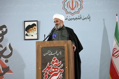  امام جمعه سمنان: حضور مردم در میدان استمرار داشته باشد