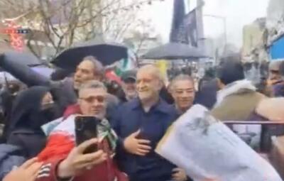  حضور غیرمنتظره و بدون تشریفات رییس جمهور در راهپیمایی روز قدس و گرفتن عکس یادگاری با مردم