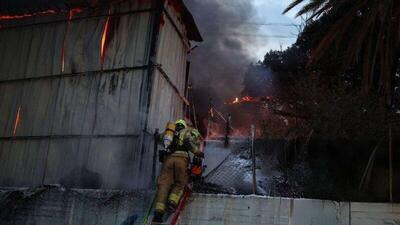 آتش‌سوزی گسترده در یک کارخانه در شهر حولون در جنوب تل‌آویو در پی اصابت موشک ایرانی